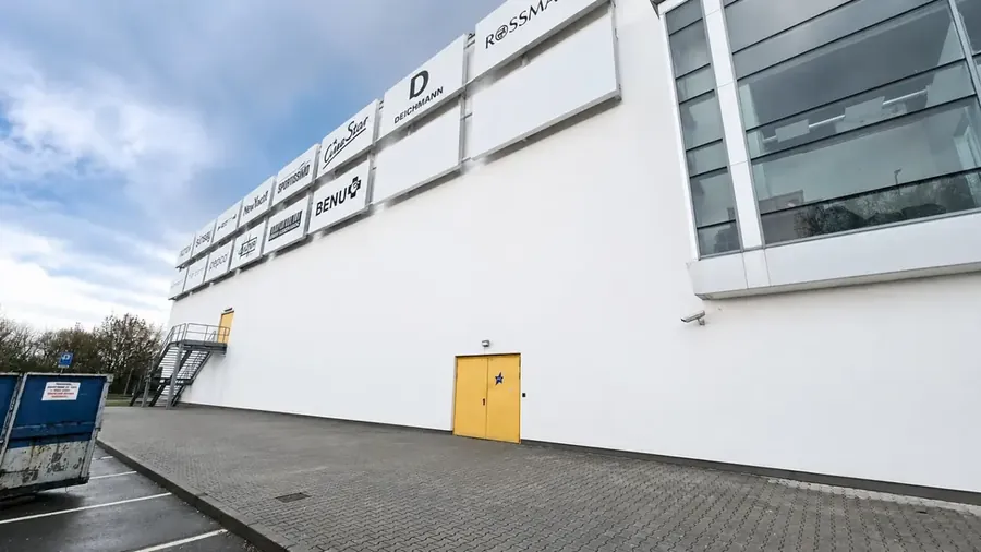 Fachada de un centro comercial cuya cubierta fue renovada con el sistema sin cerrar al público