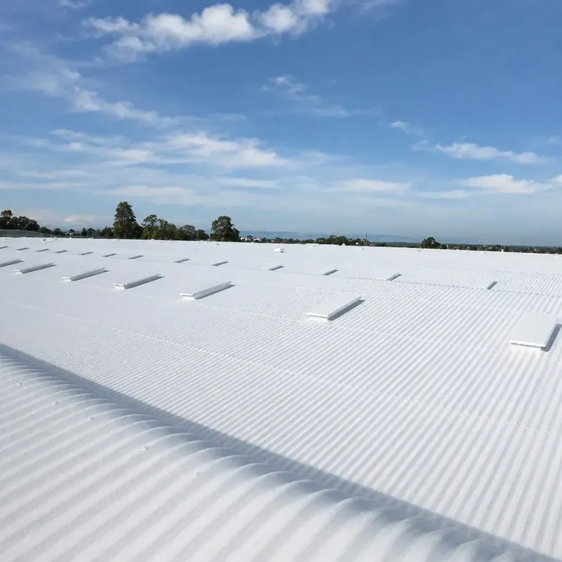 Cubierta de chapa ondulada completamente renovada en blanco reflectante bajo cielo despejado