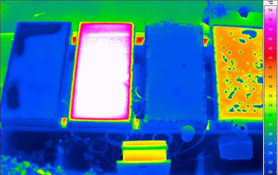 Termografía real de probetas de ensayo: el panel tratado se mantiene frío en azul frente a los paneles sin tratar en magenta y naranja, con escala de 20 a 54 grados